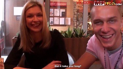 Русские мажоры уломали на курящую телку и поимели ее аналчик после минета