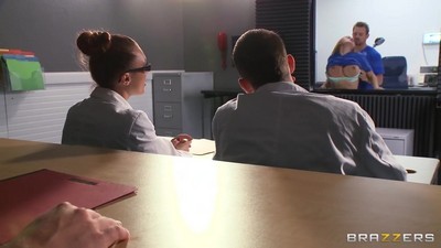 Роскошная пышногрудая баба круто чпокается