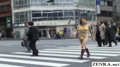 Японская телочка гуляет в интересном наряде