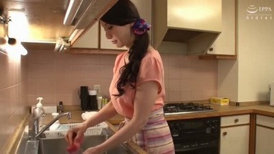 Молодая японская хозяюшка оказывает отчиму услуги