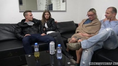 Чтобы сосать мужу, чешка уходит из неприглядной хаты в лес