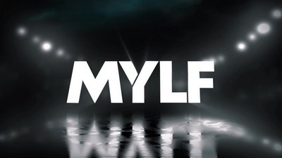 Бизнесмены дерут аппетитную официантку